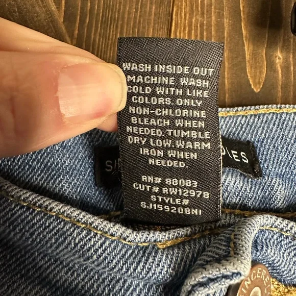 Sincerely Jules•denim shorts• distressed/frayed
Size 3/26 - Picture 7 of 7